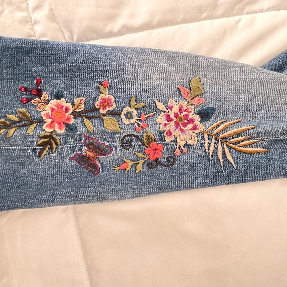 Johnny Was The Crop Baby Boot Blue Jeans  Floral Embroidery Mid Rise Slim Sz 29 - Picture 5 of 11
